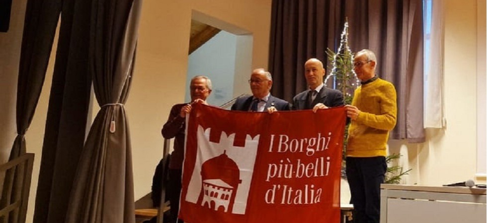 E' stata ufficialmente consegnata a Luserna la bandiera dei Borghi più belli d'Italia